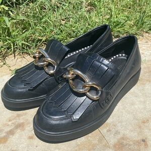 Antonio Melani Black Leather platform Loafers Chunky Gold Chain 5.5 pilgrim shoe